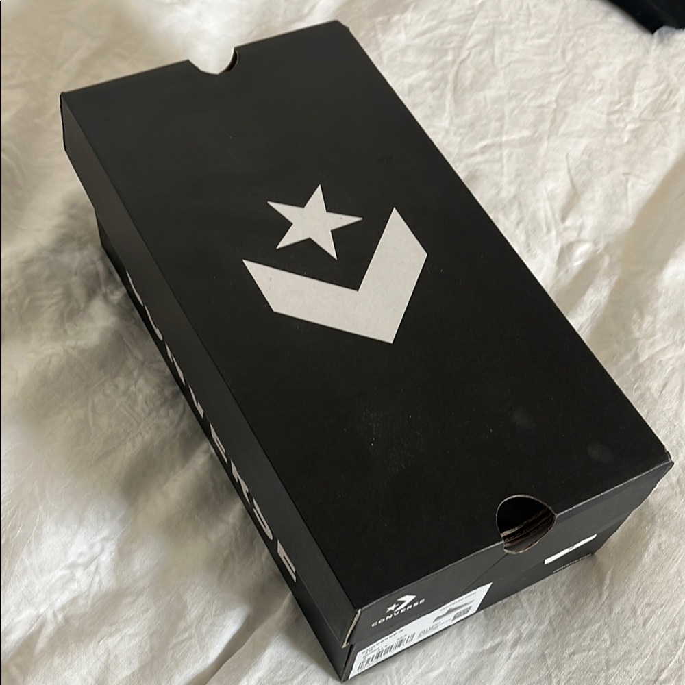 NWT: Converse Speckled Black and White Sneakers in Original Box - Picture 4 of 5